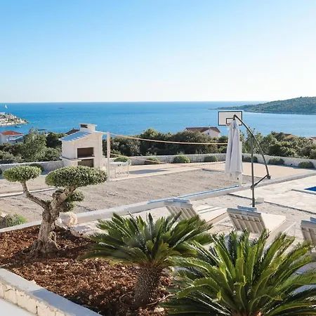Lovely In With House Sea View